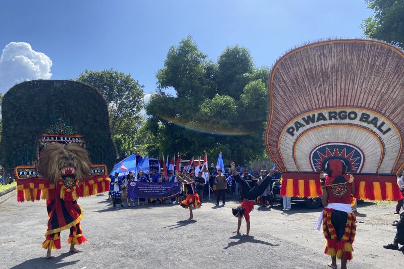 Aksi seni reog yang ditampilkan Partai Demokrat saat mendaftarkan bacalegnya ke KPU Bali di Denpasar, Minggu (14/5/2023)